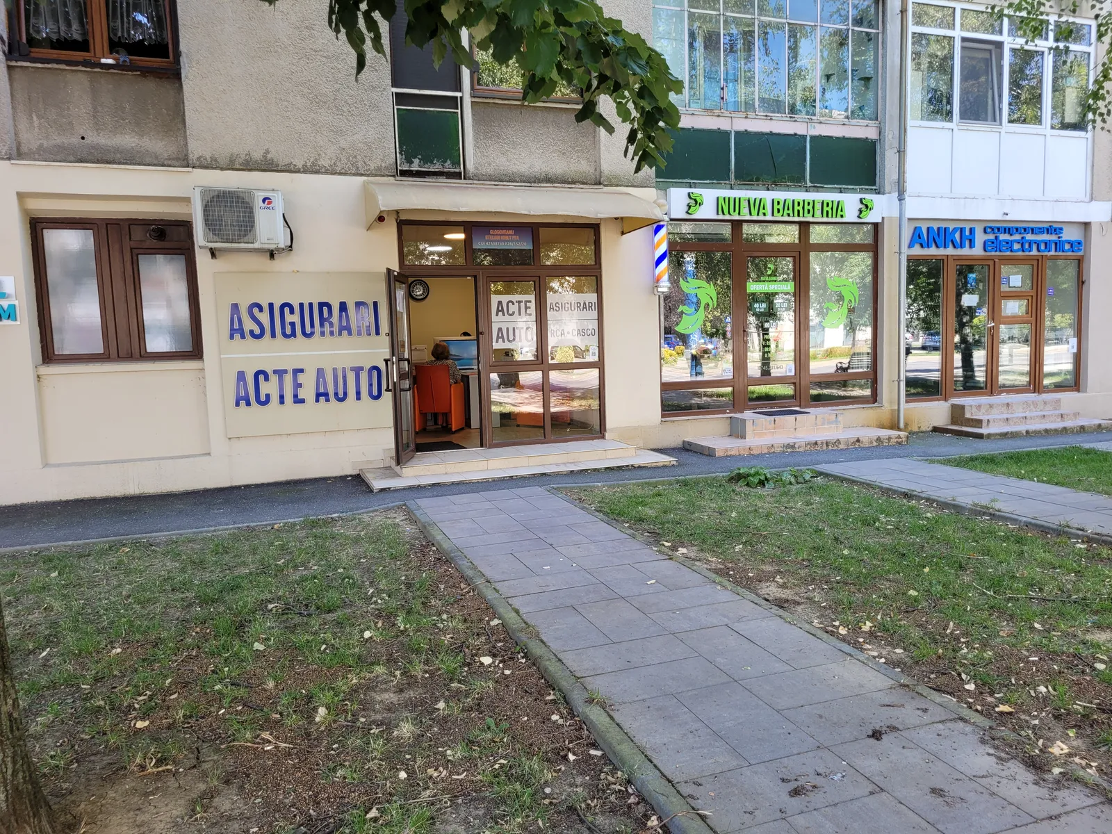 Fațada biroului de pe Calea București 52, între agenția de turism și frizerie