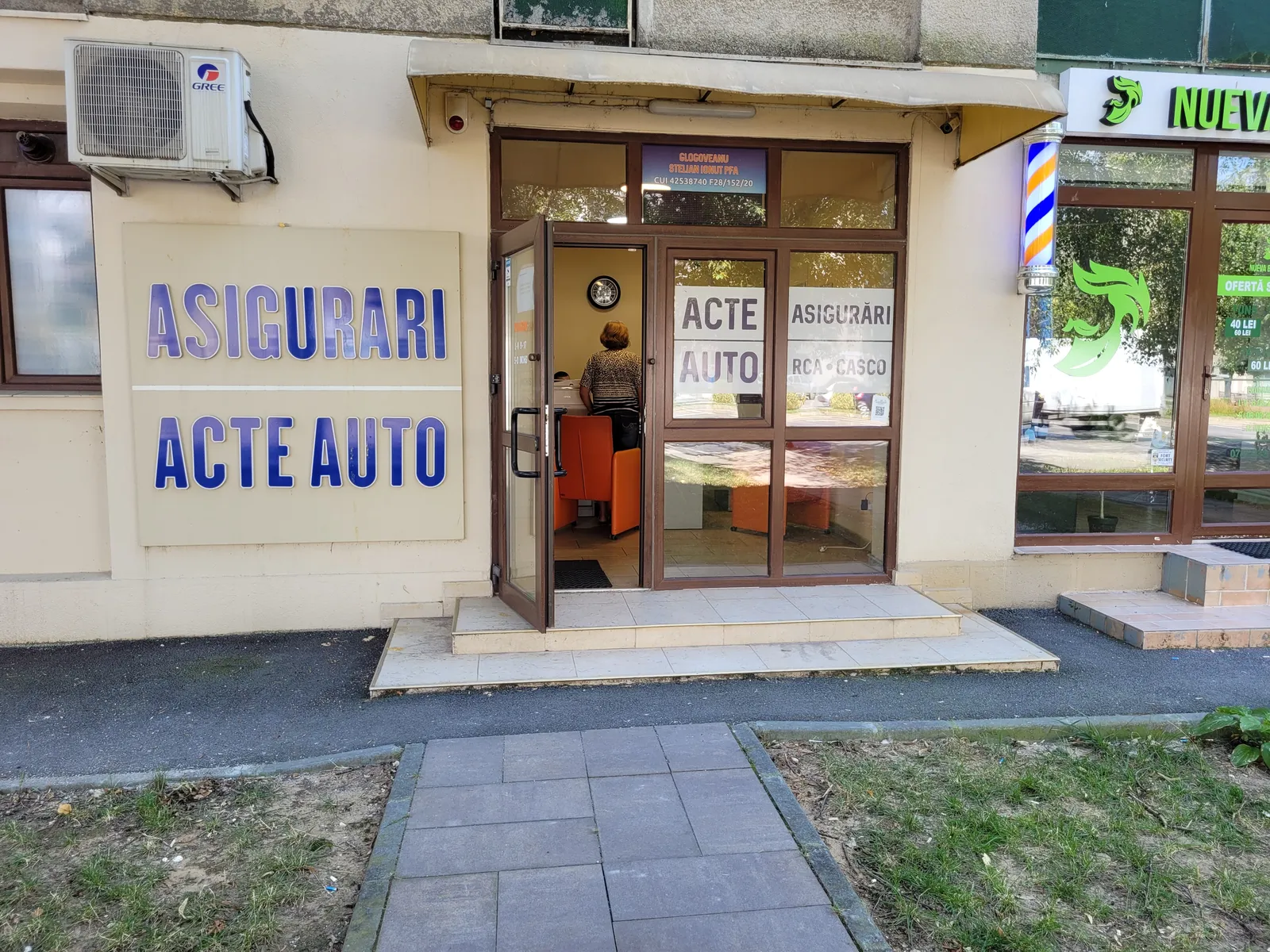 Intrarea biroului cu ușa deschisă — Acte Auto, Calea București 52, zona Institut, Craiova